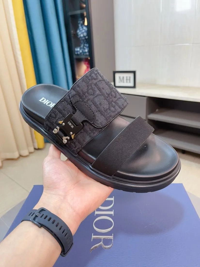Men's Men's Shoes 💰320🌸🌸Dior Aqua Men's Sandals Slippers. Showcasing Dior haute couture design. The Dior gray suede strap is accented with an aluminum Dior buckle for added style. Paired with a comfortable tonal notch sole, they pair easily with shorts or jeans for a sophisticated look. Main body: suede cow leather, technical fabric lining: cow leather, with adjustable straps, aluminum Dior buckle, Dior gray EVA insole, tonal notch rubber outsole splicing structure👌👌size: 38-44 (45.46 customized)
